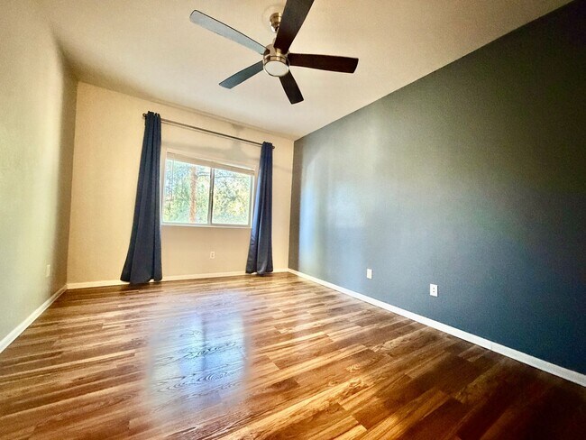 Building Photo - 2 bedroom condo in gated SE location.