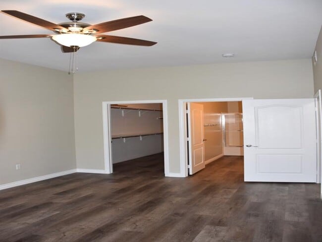 Building Photo - Fully remodeled ground floor 2BR unit in gated Mission Ridge - with garage!