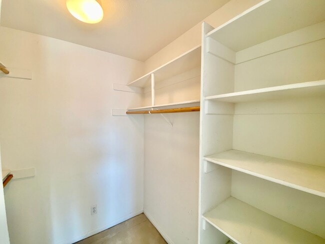 Building Photo - Beautifully Remodeled Home in the HEART of Fashion Valley! Comes with Parking!