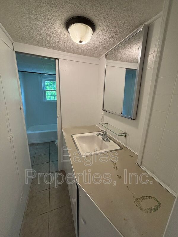 Building Photo - 1307 E Ash St