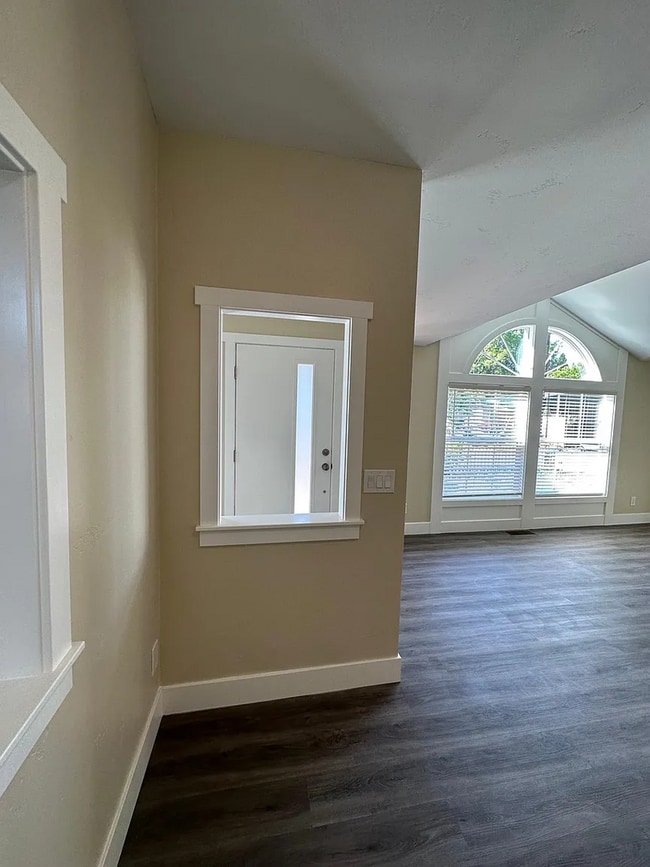 Building Photo - Modern Auburn Retreat—Fully Renovated 3BR ...