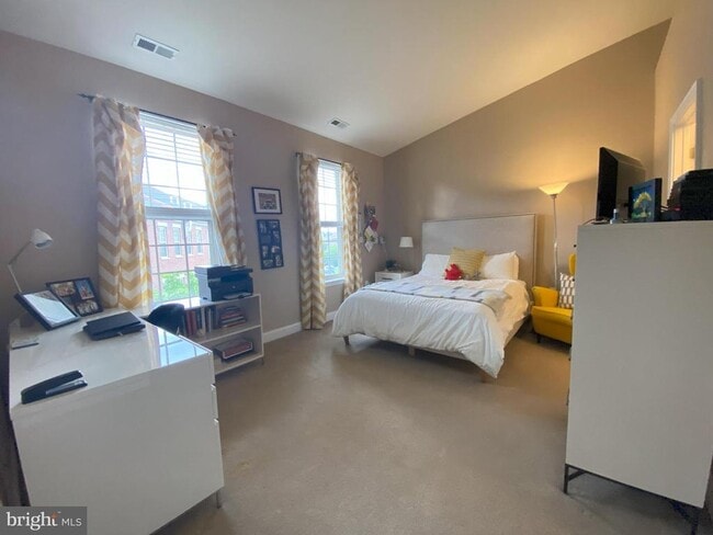 Building Photo - 303 Admirals Way