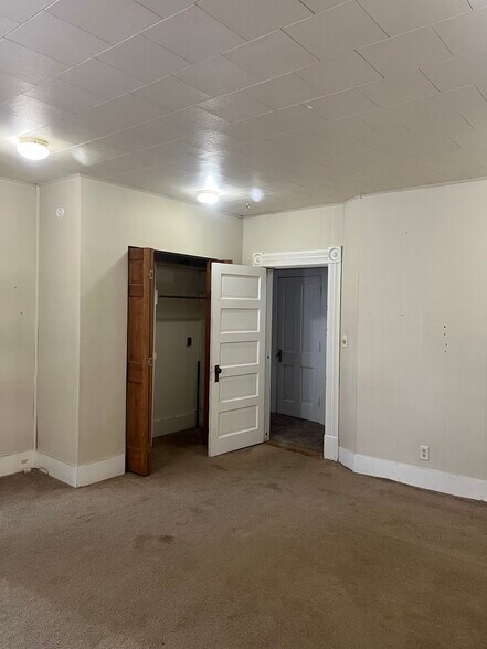 Building Photo - 300 S Washington St