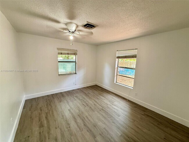 Building Photo - 1406 Arpeika St