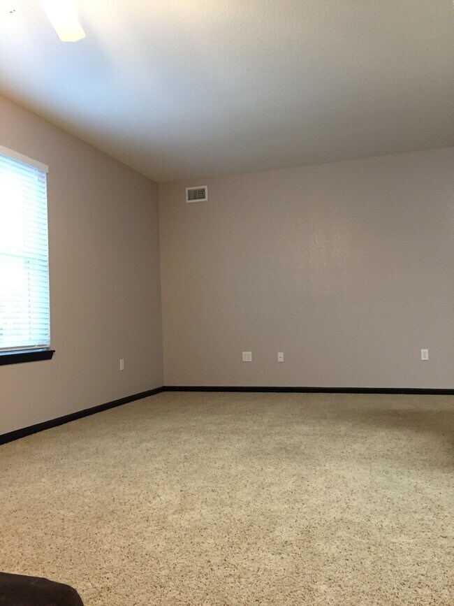 Building Photo - Large two bedroom apartment about a block away from Washburn University