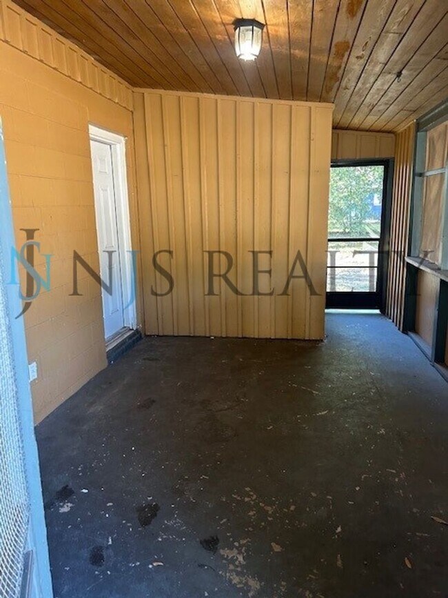 Building Photo - JUST REDUCED!!!!  BEAUTIFULLY UPDATED 3/1 889sq ft home. with upgraded kitchen & bath & covered p...