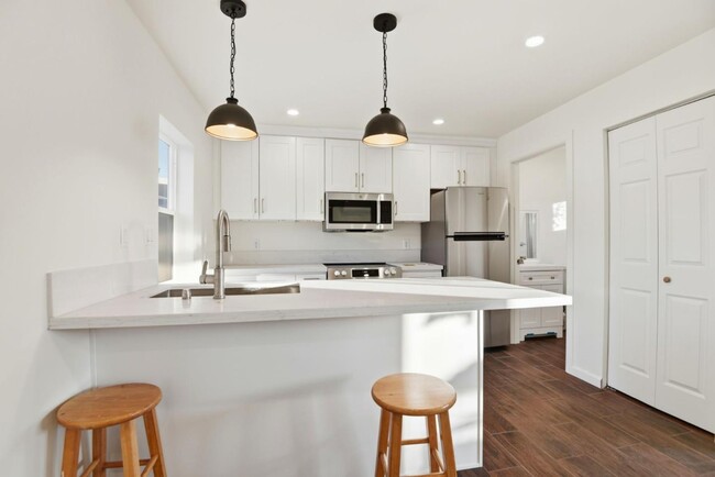 Building Photo - 648 Anita St