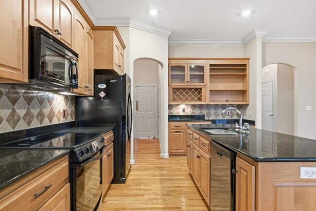 Building Photo - 4 Bed/3 Bath. Pet Friendly. Master on Main