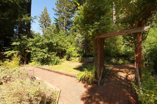 Building Photo - Spacious Custom Home, Most Utilities Included!