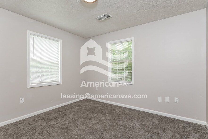 Building Photo - 175 E Bell St