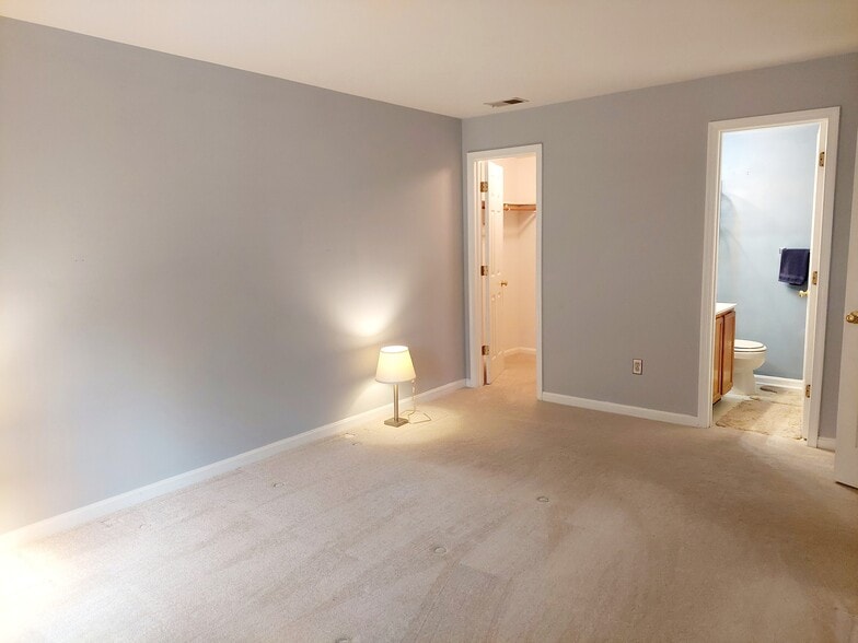 Building Photo - 3800 Sunnyfield Ct