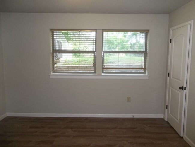 Building Photo - 210 Loma Vista Dr