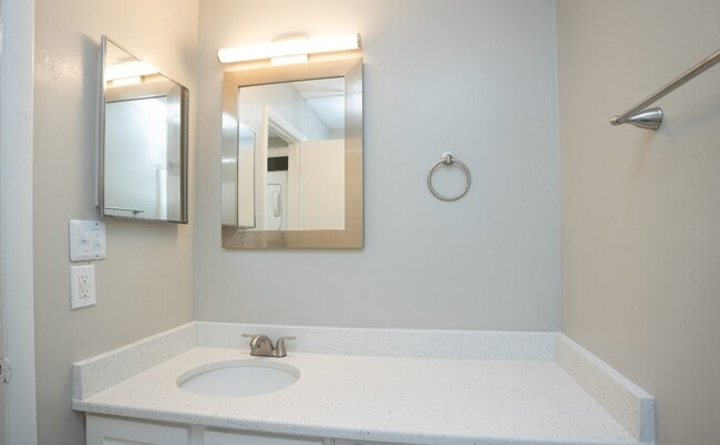 Building Photo - 320 Spruce St