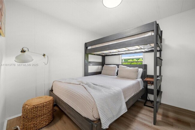 Building Photo - 648 E Palm Ave