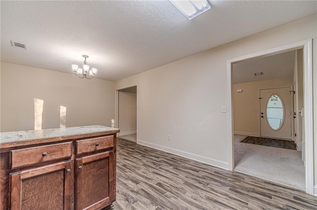 Building Photo - 583 Embassy Walk