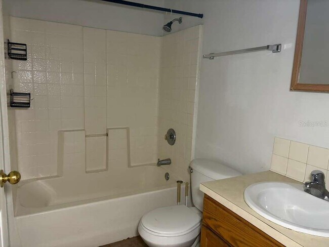 Building Photo - 548 E Walts Ave