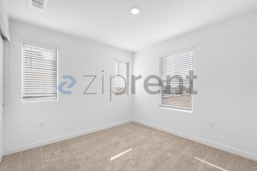 Building Photo - Unit