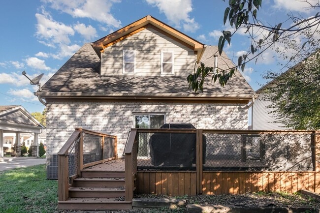 Building Photo - Incredible 3 BDRM / 2.5 BTH Franklin Home Available Now!