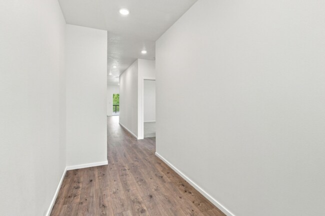 Building Photo - Spacious Columbia Floorplan with Full Unfinished Basement