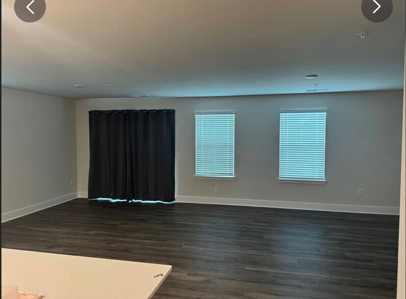 Building Photo - 672 Armstrong Ave