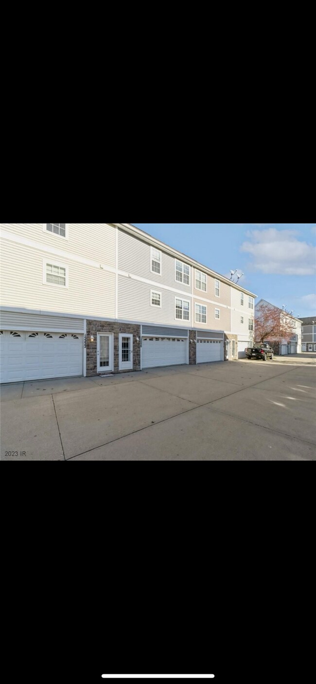 Building Photo - 15220 Greenbelt Dr