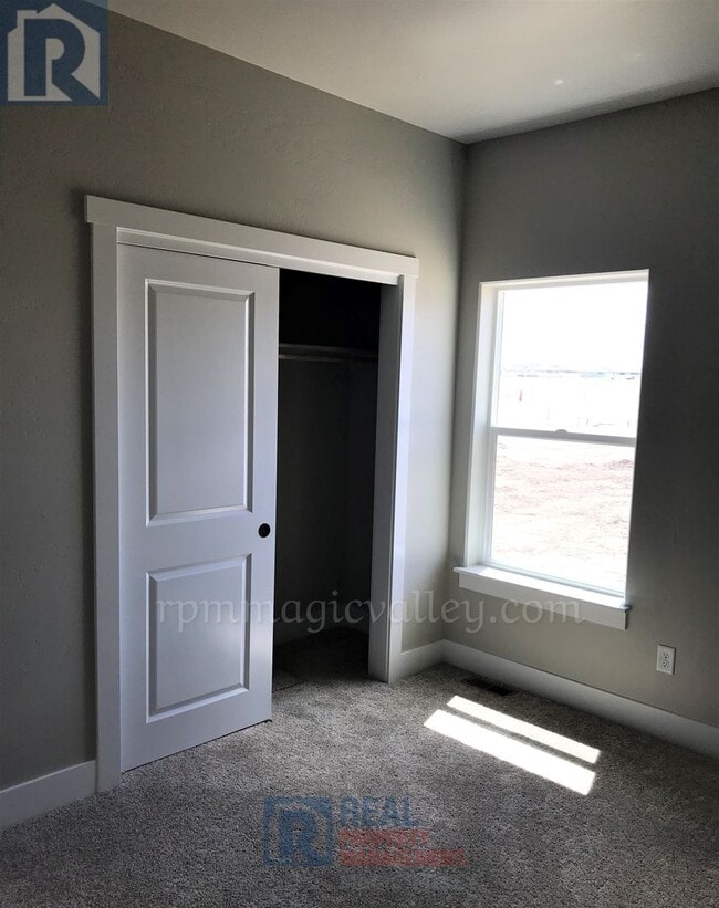 Building Photo - Beautiful 3 bedroom, 2 bath Available 7/8/...