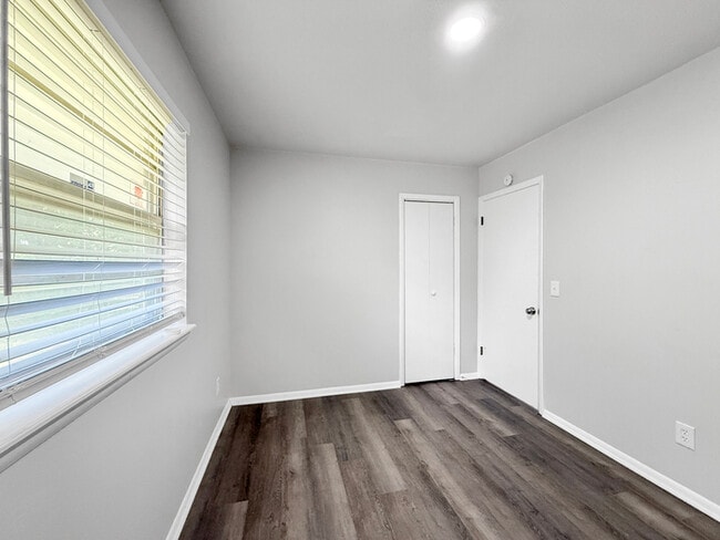 Building Photo - 812 Meadowridge Dr