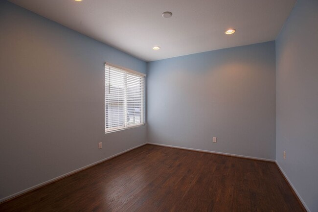 Building Photo - End Unit Townhome with Private Patio