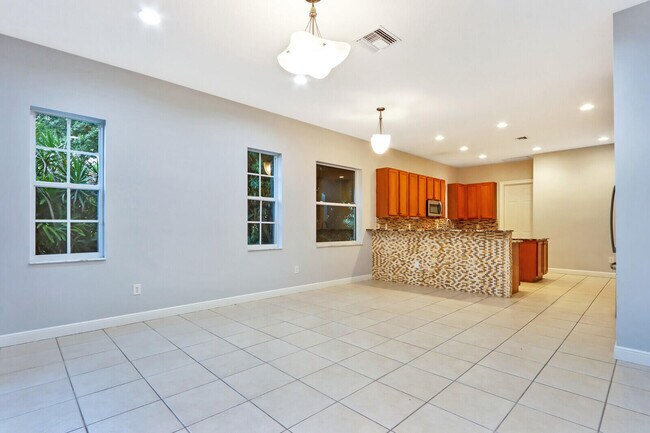 Building Photo - 1904 Flower Dr