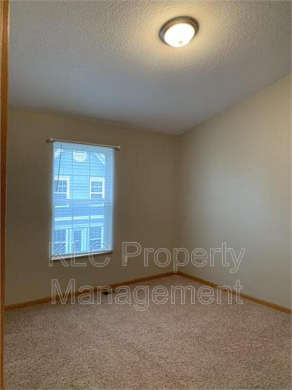 Building Photo - 1135 Redstone Ln