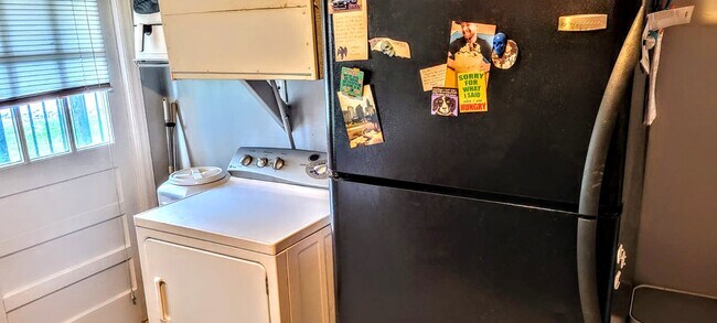 Building Photo - 418 Iverson Way