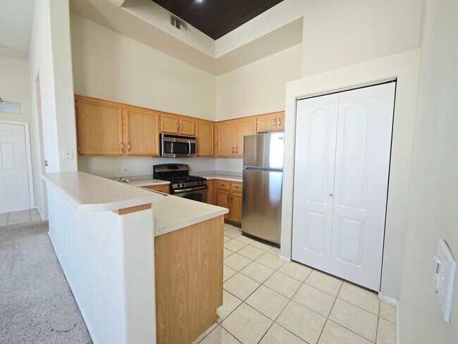 Building Photo - CHARMING 2BD/2BA CONDO IN HENDERSON! W/ COMMUNITY POOL