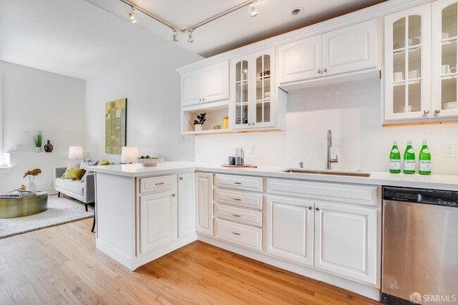 Building Photo - 490 Clipper St