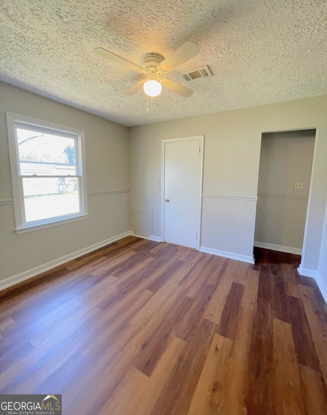 Building Photo - 135 Love St