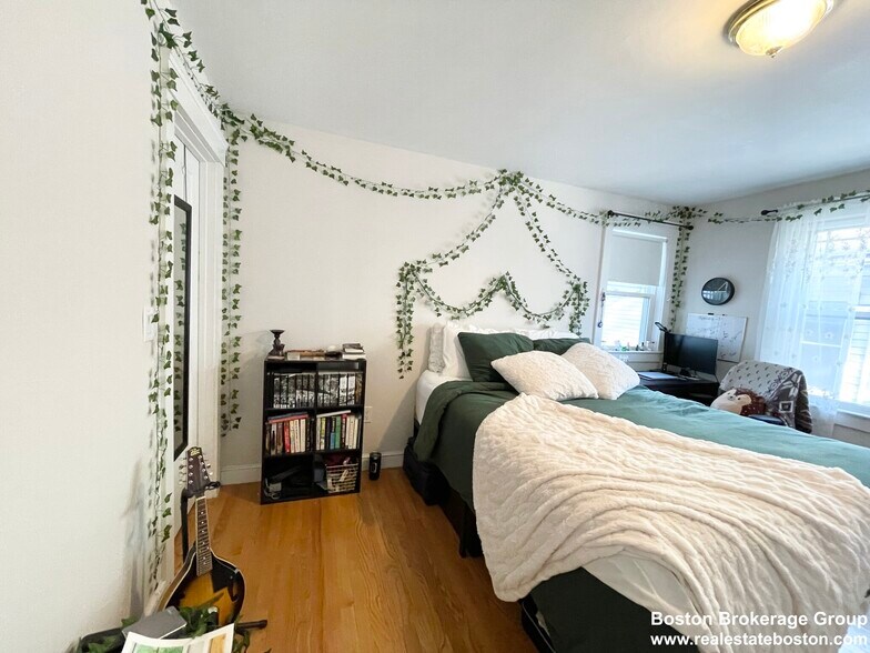 Building Photo - 23 Iroquois St