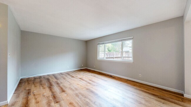 Building Photo - 3 Bedroom 2 Full Bath with Private Yard and 1 Car Garage !