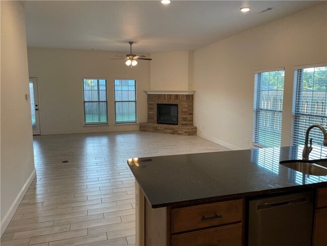 Building Photo - 464 Hall Ave