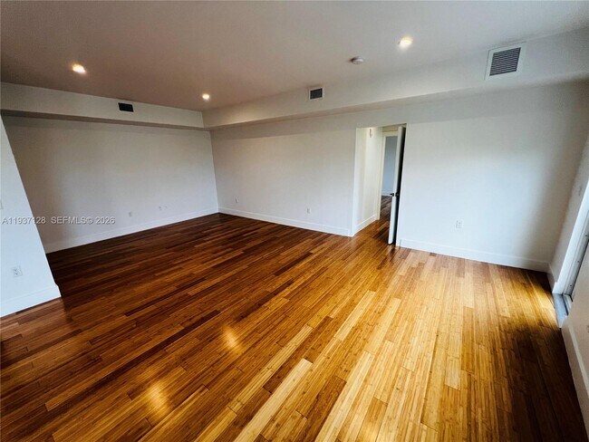 Building Photo - 960 Bay Dr