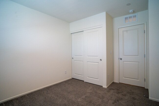 Building Photo - Modern 3-Bedroom, 3-Bathroom Home with Sma...