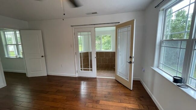 Building Photo - 179 Parker Ln