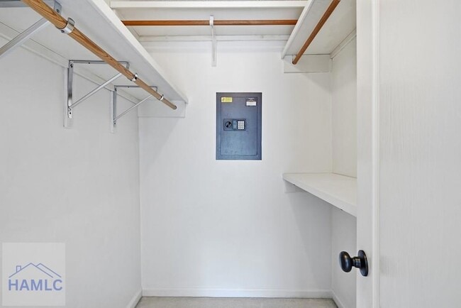 Building Photo - 405 Club Dr