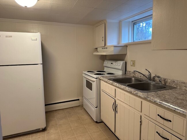 Building Photo - Lower Level 1 Bedroom 1 Bathroom Apartment...