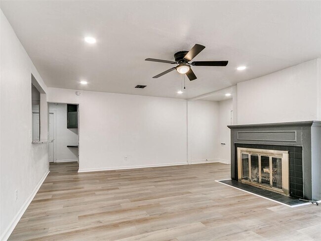 Building Photo - 2204 N Hood St