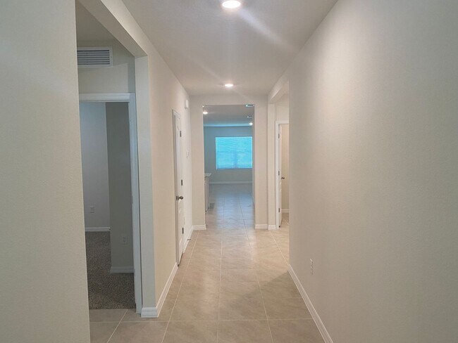 Building Photo - 4 Bedroom 2 Bath home in Oak Leaf Preserve...