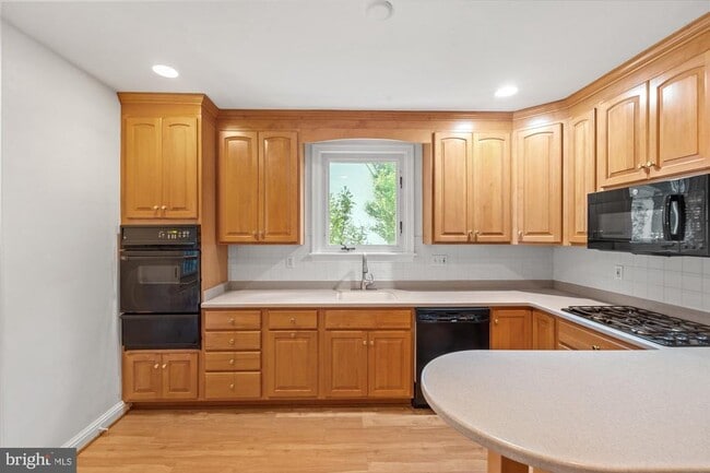 Building Photo - 7014 Beechwood Dr