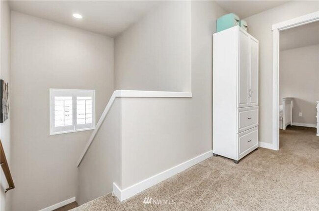Building Photo - Beautiful Snoqualmie home available for mo...