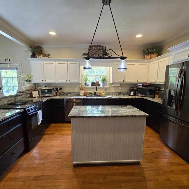 Building Photo - Spacious Buckhead home