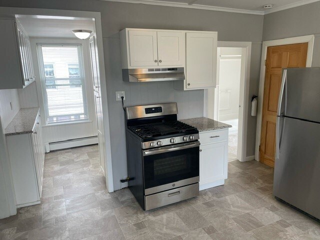 Building Photo - 348 River St