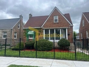 Building Photo - 10123 S Crandon Ave