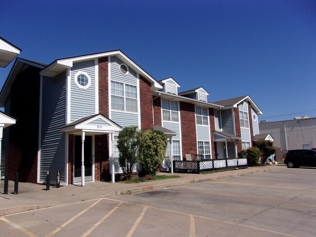 Building Photo - 2 Bed 1.5 Bath Townhome Warr Acres/Bethany